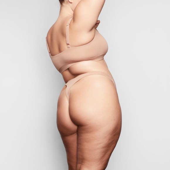 Fits Everybody Dipped Front Thong - Picture 4 of 8